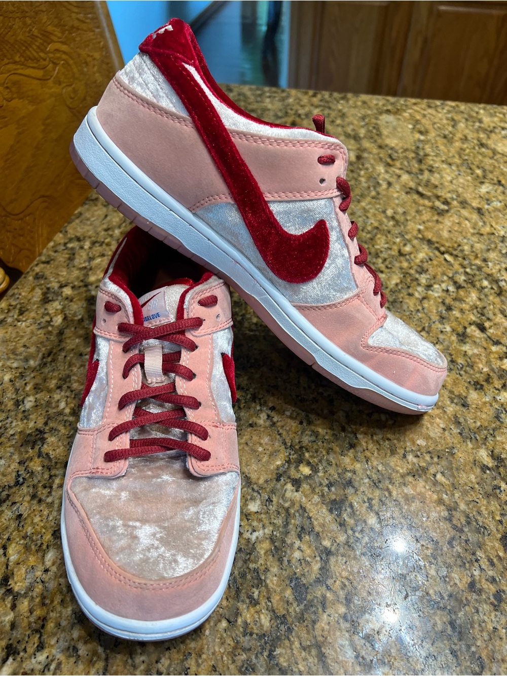 Nike Sb Strange love Low-Top Sneakers in Pink and Red Velvet